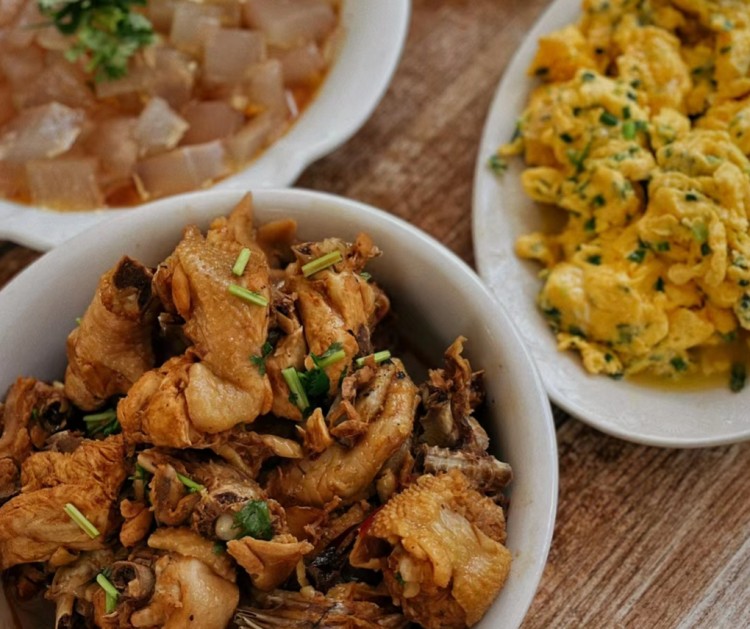 00后女儿旅游第二天拉黑42岁老母亲一天发300条微信吃啥都管